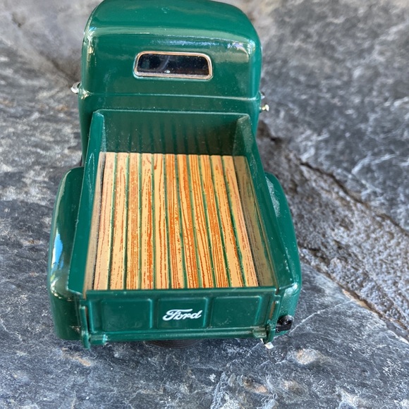 Beautiful green Ford 1948 collectible truck - Picture 3 of 7